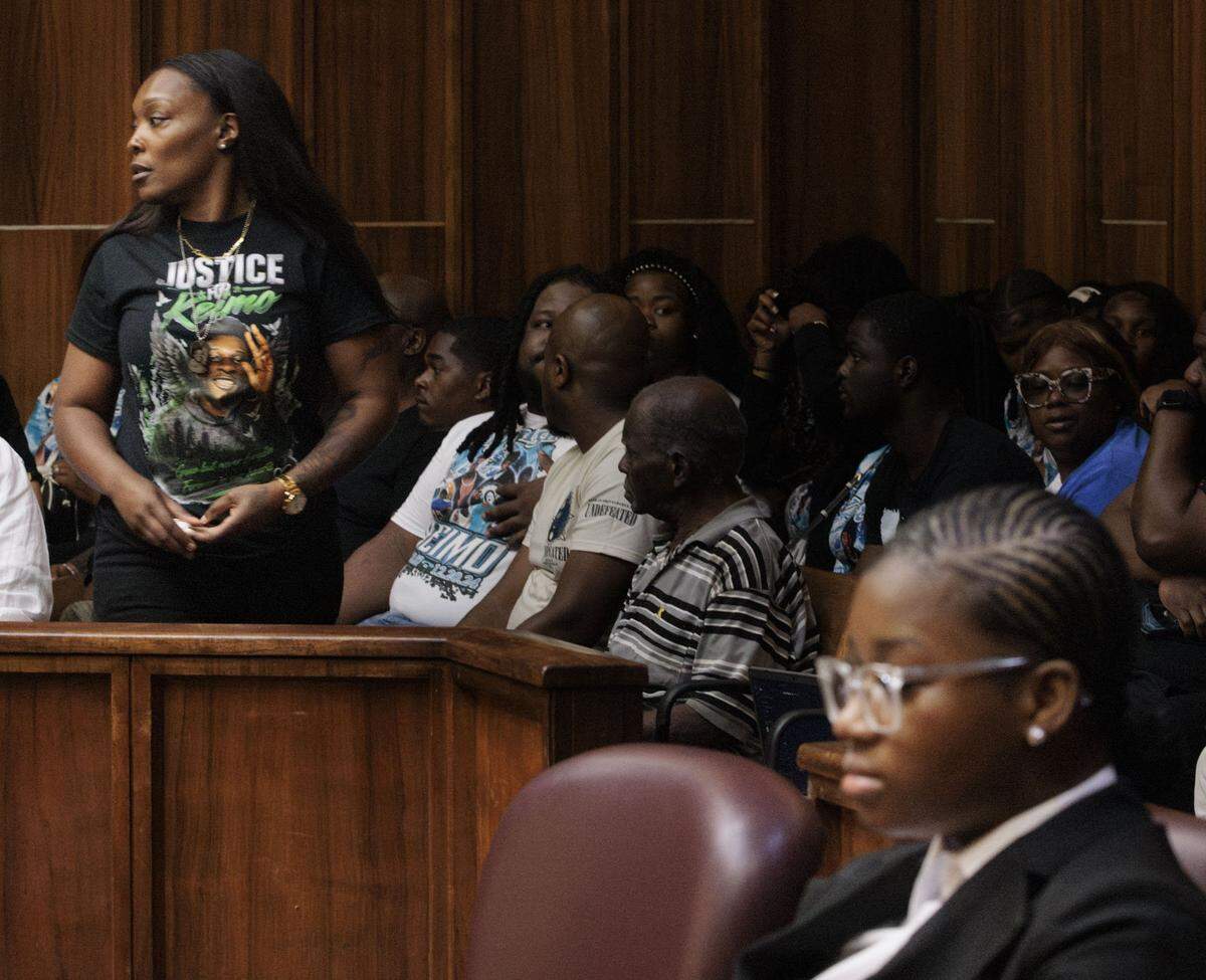 Nathalie Lollar, mother of the victim, left, tries to find open seats for friends and family at the sentencing of Jahara Malik, right, after she pleaded guilty to a manslaughter charge from the fatal stabbing of Lollar's son, Yahkeim Lollar, a beloved football player at Miami Northwestern Senior High, in court Tuesday, May 5, 2026, at Richard E. Gerstein Justice Building in downtown Miami, Fla.