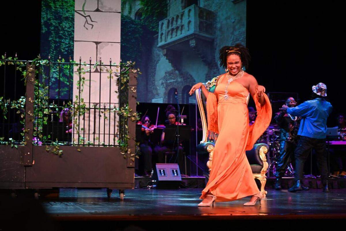 Marlo Vashti Rodríguez, who plays Juliet and Lady Macbeth in “The Bard in Bars,” says performing at the Historic Lyric Theater in Overtown carries special meaning because of the neighborhood’s rich Black cultural history.