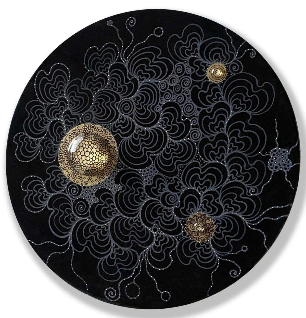 Part of “Circular Reflections,” this work by Luisa Mesa unfolds through layered surfaces and organic forms that invite open interpretation shaped by the viewer’s own perspective.