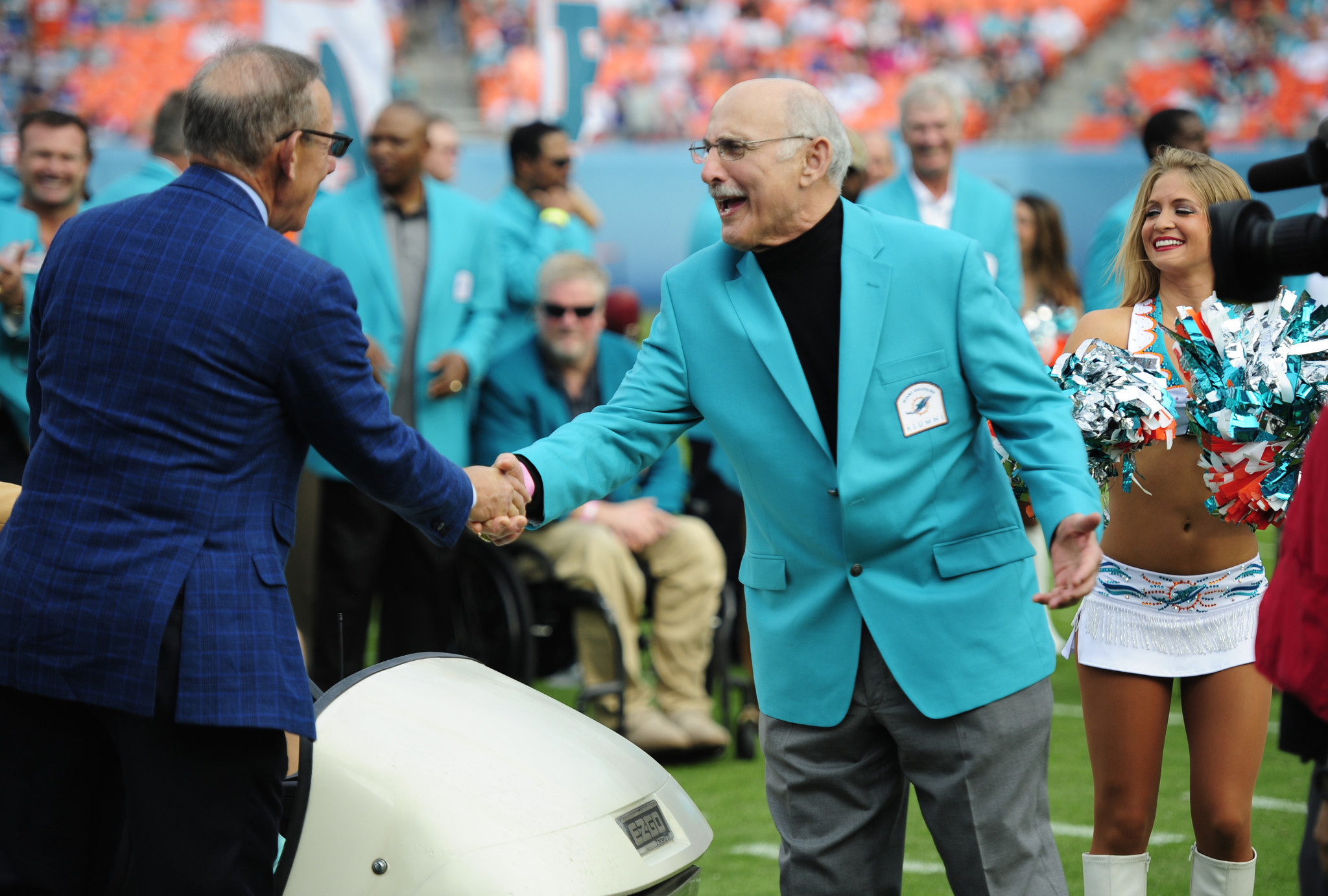 Manny Fernandez shakes hands with Dolphins owner Steve Ross as...