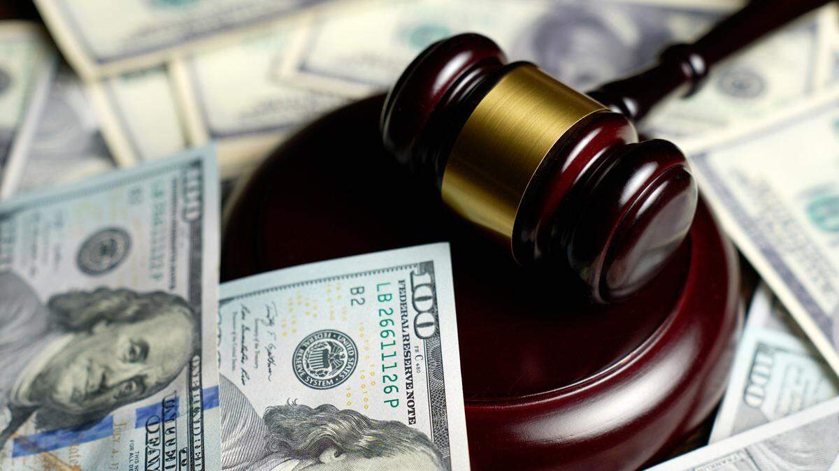 Miami doctor’s office payroll manager charged in embezzlement