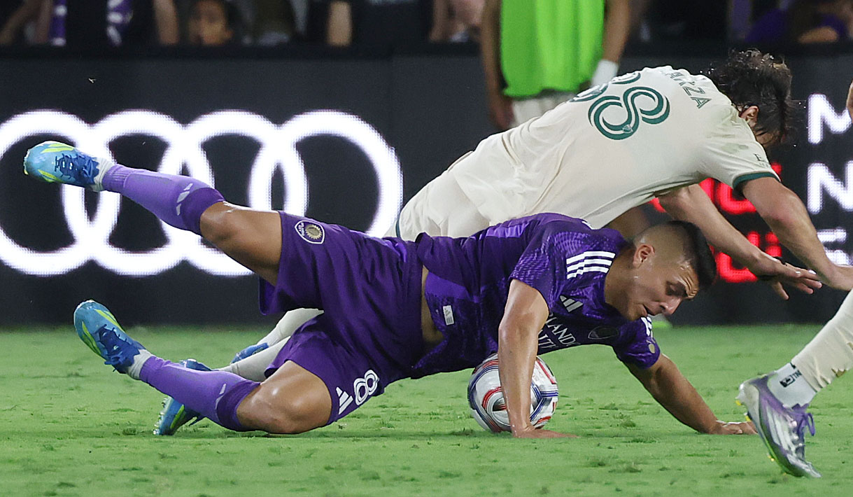 Orlando player Braian Ojeda (8) and Atlanta player Matias Galarza...