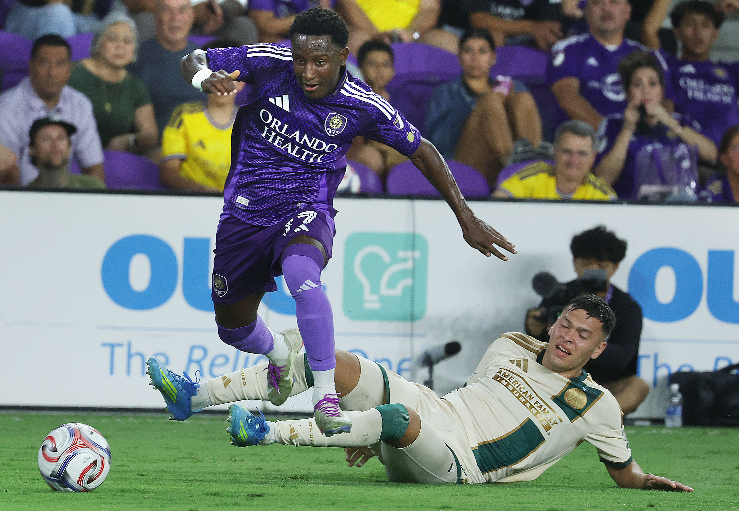 Orlando player Ivan Angulo (77) leaps over Atlanta player Elias...