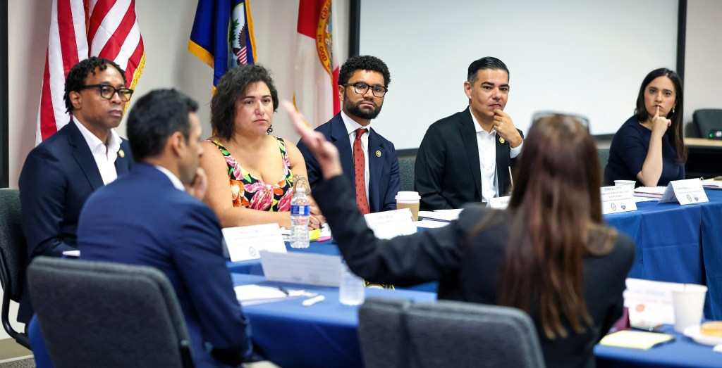 Congressional Dems probe immigration policies, tour jail in Orlando – Orlando Sentinel
