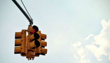 Can I use my phone at a red light in Florida? Here’s what the law says