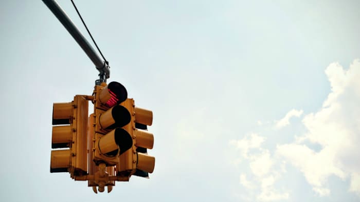 Can I use my phone at a red light in Florida? Here’s what the law says