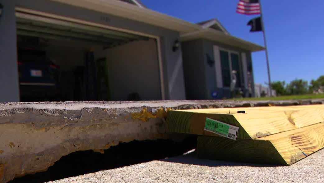 Florida couple fears sinking ground could swallow home