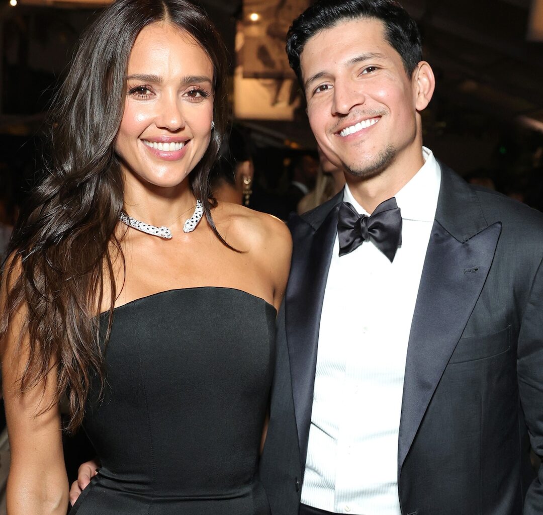 Jessica Alba, Boyfriend Danny Ramirez Have Steamy Beach Date in Miami