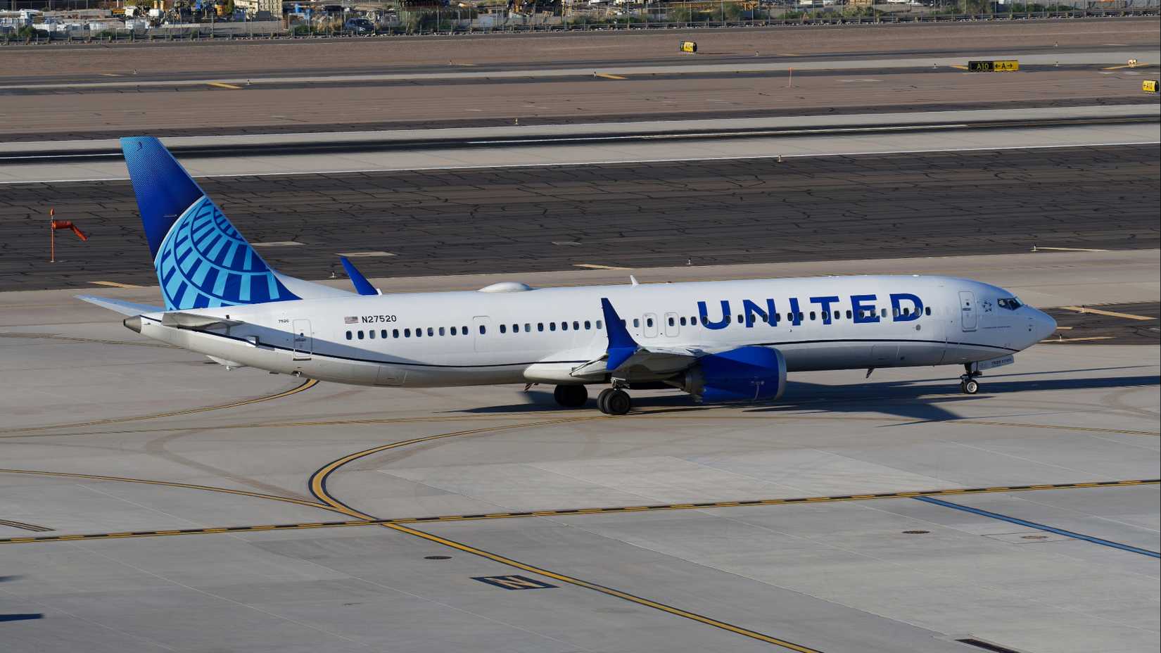 United Airlines Boeing 737 MAX 9 on a taxiway