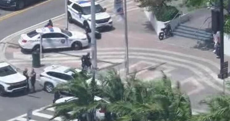 Biscayne Boulevard shut down in downtown Miami after woman gets stabbed in face, officials say