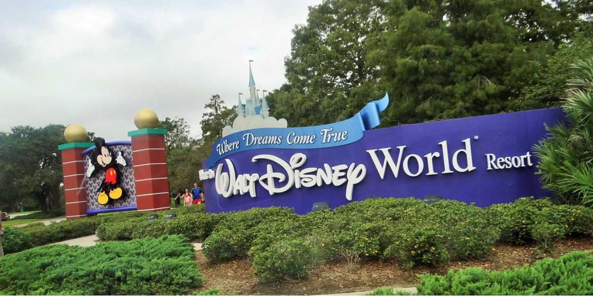 The entrance sign at the Walt Disney World Resort. Disney H2O Glow After Hours