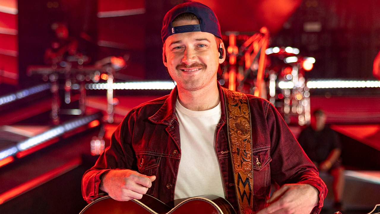 Country star Morgan Wallen walks out with Florida legend Tim Tebow, refuses to Gator chomp