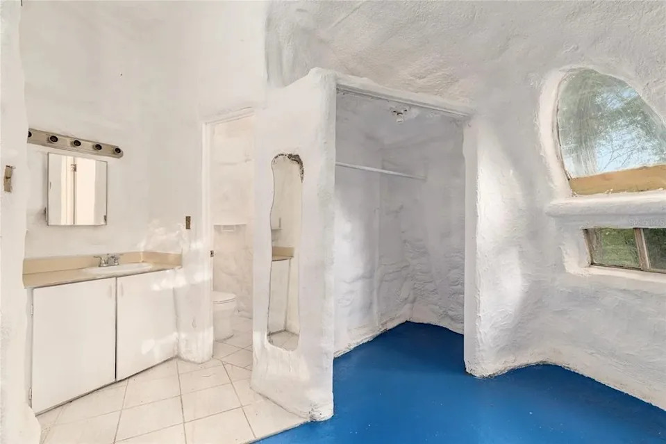 Foam dome home for sale in Florida for $249,000.