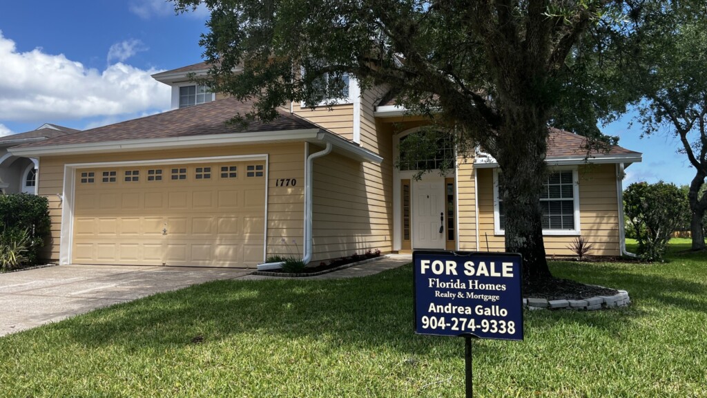 More homeowners put their houses on the market; median price declines