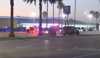 Major crash closes part of John Young Parkway