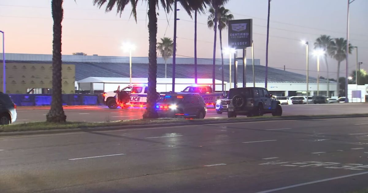 Major crash closes part of John Young Parkway
