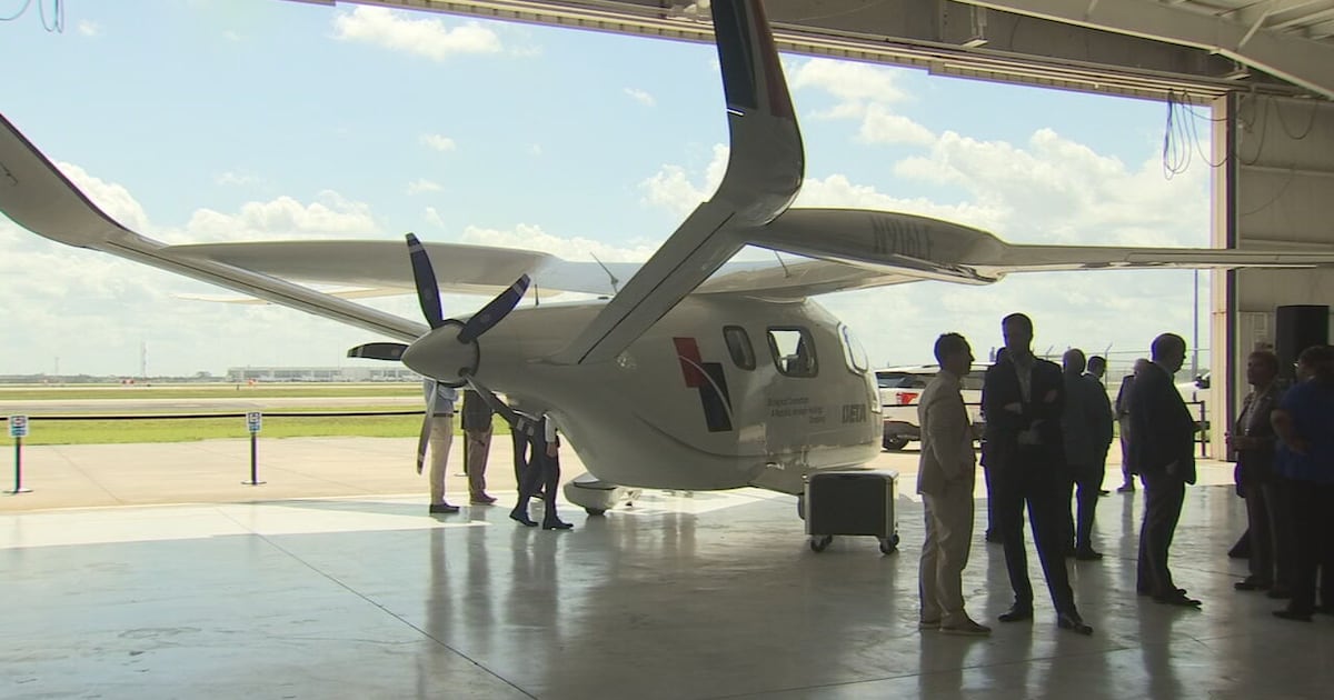 Electric aircraft takes off at Orlando International Airport