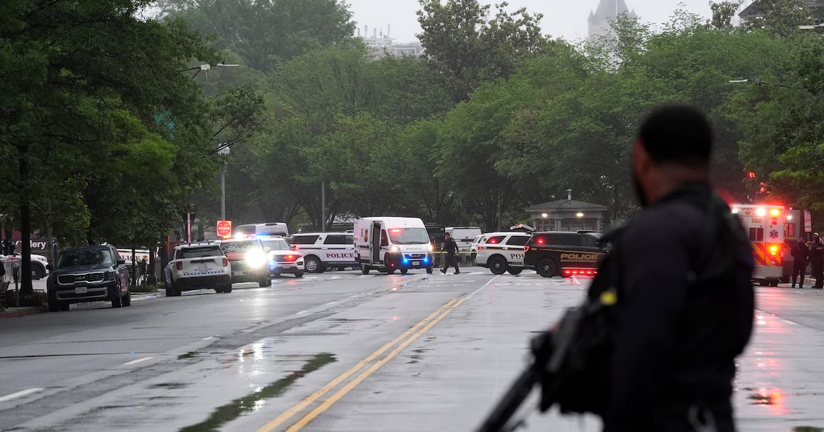 Suspect dead after opening fire near White House, Secret Service says