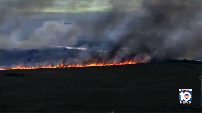 Residents keep close eye on west Broward brush fire