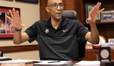 UCF coach Johnny Dawkins inks new contract extension