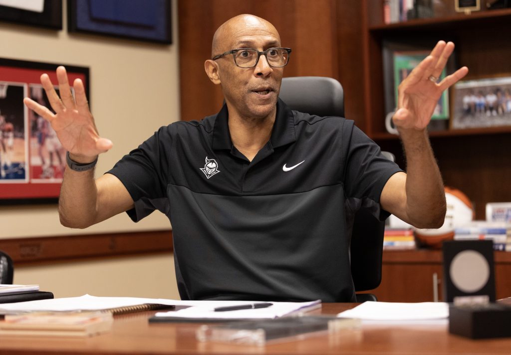UCF coach Johnny Dawkins inks new contract extension