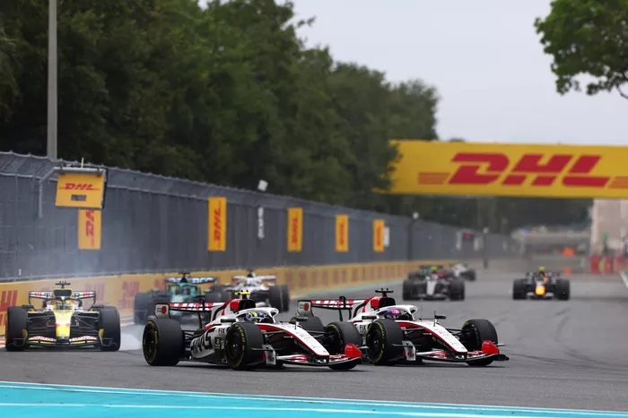 Oliver Bearman, Haas F1 Team, Esteban Ocon, Haas F1 Team