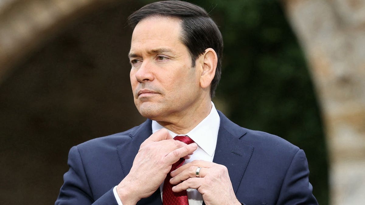 rubio fixing tie