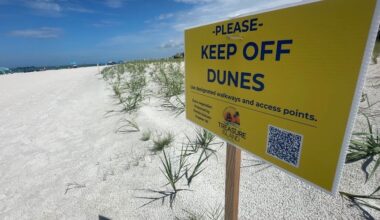 A sign in Treasure Island, Fla. tells beachgoers to keep off of dune vegetation. (Spectrum News/Lizbeth Gutierrez)