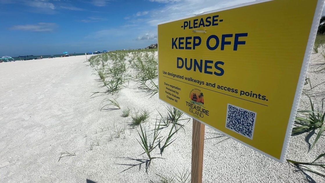 A sign in Treasure Island, Fla. tells beachgoers to keep off of dune vegetation. (Spectrum News/Lizbeth Gutierrez)