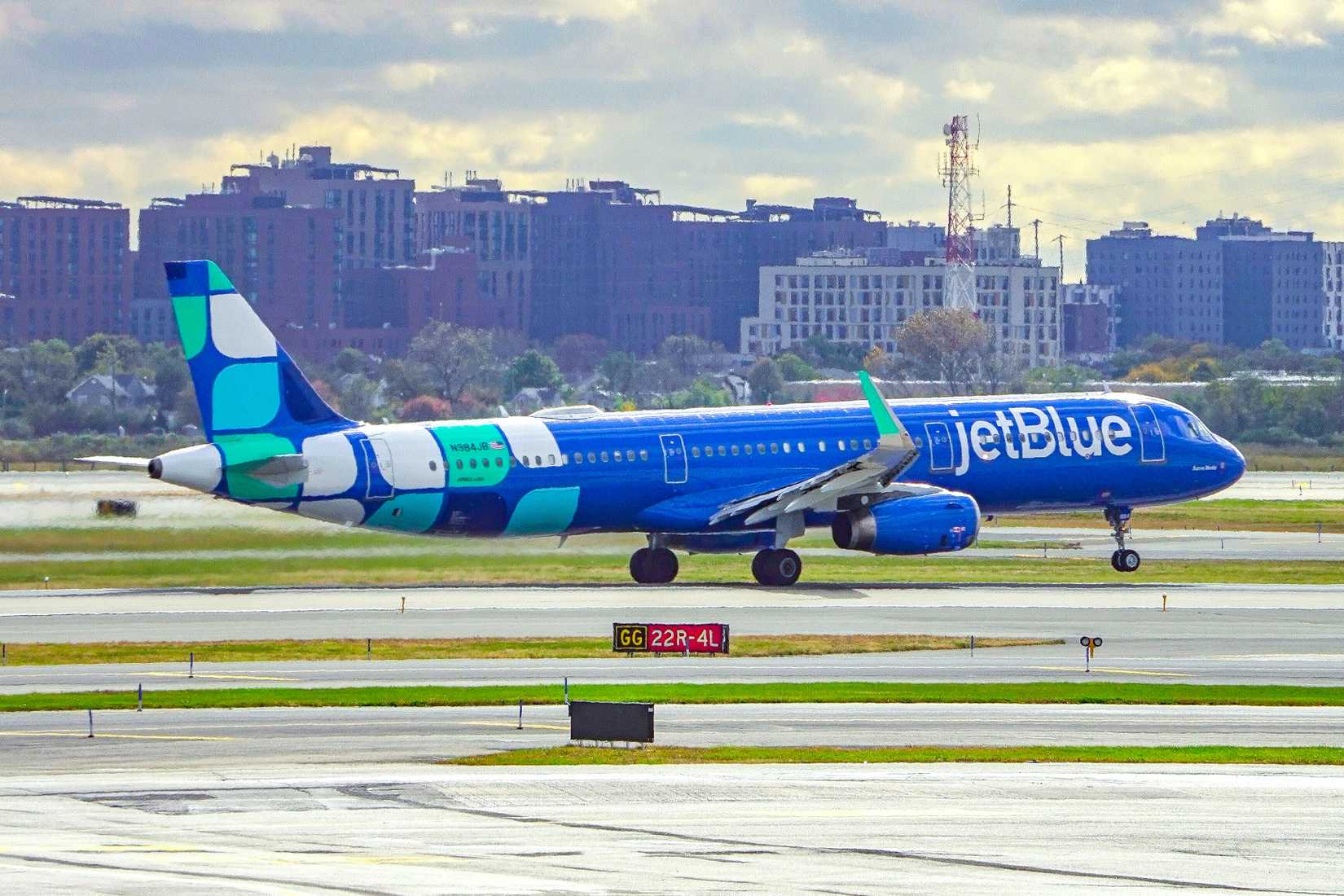 JetBlue Airbus A321neo rotating
