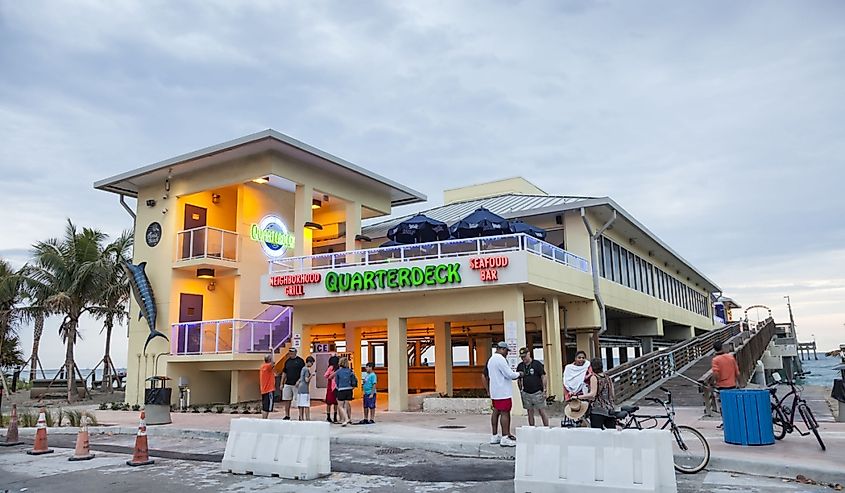 Restaurant and shops at the Dania Beach fishing pier 