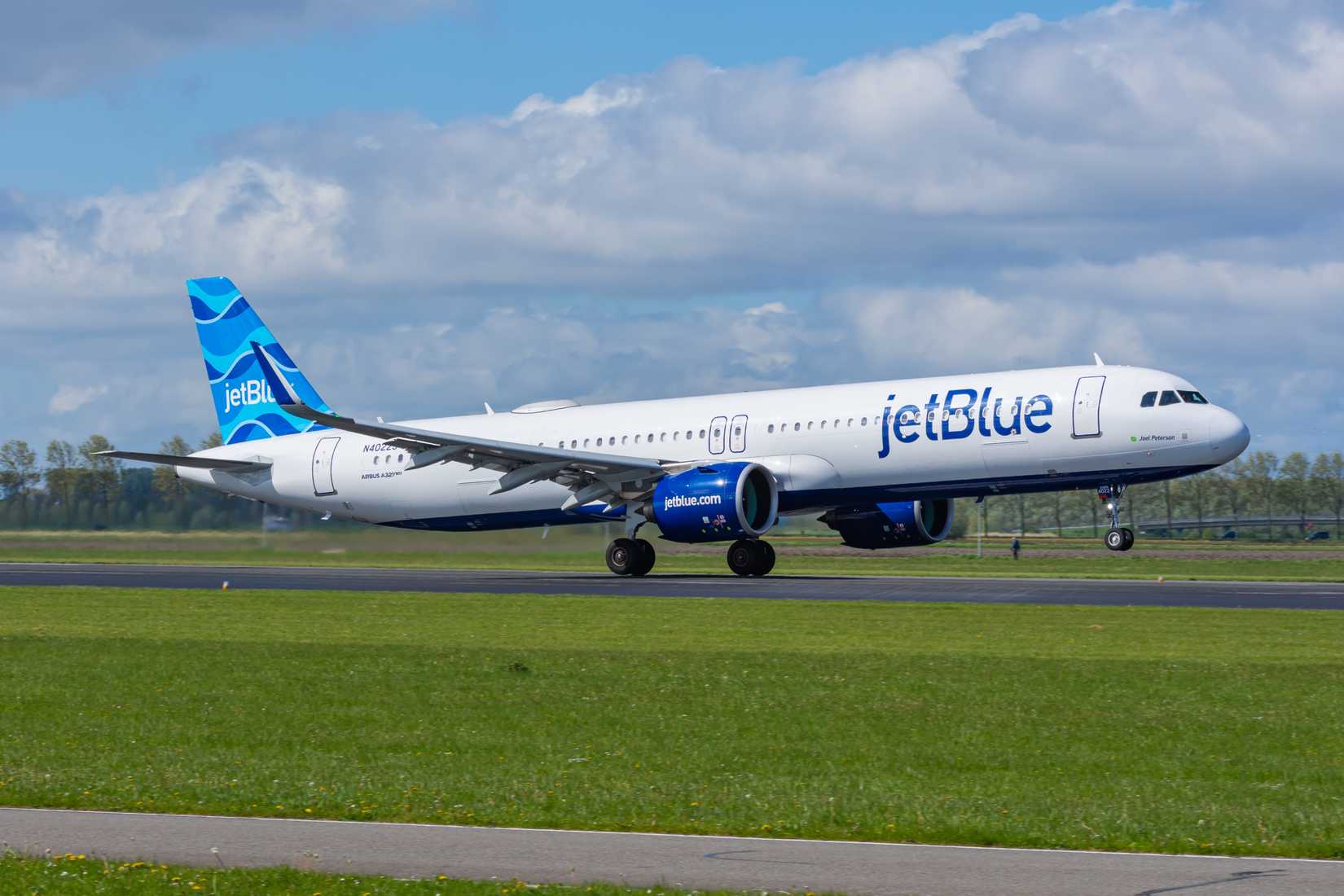 JetBlue A321LR landing