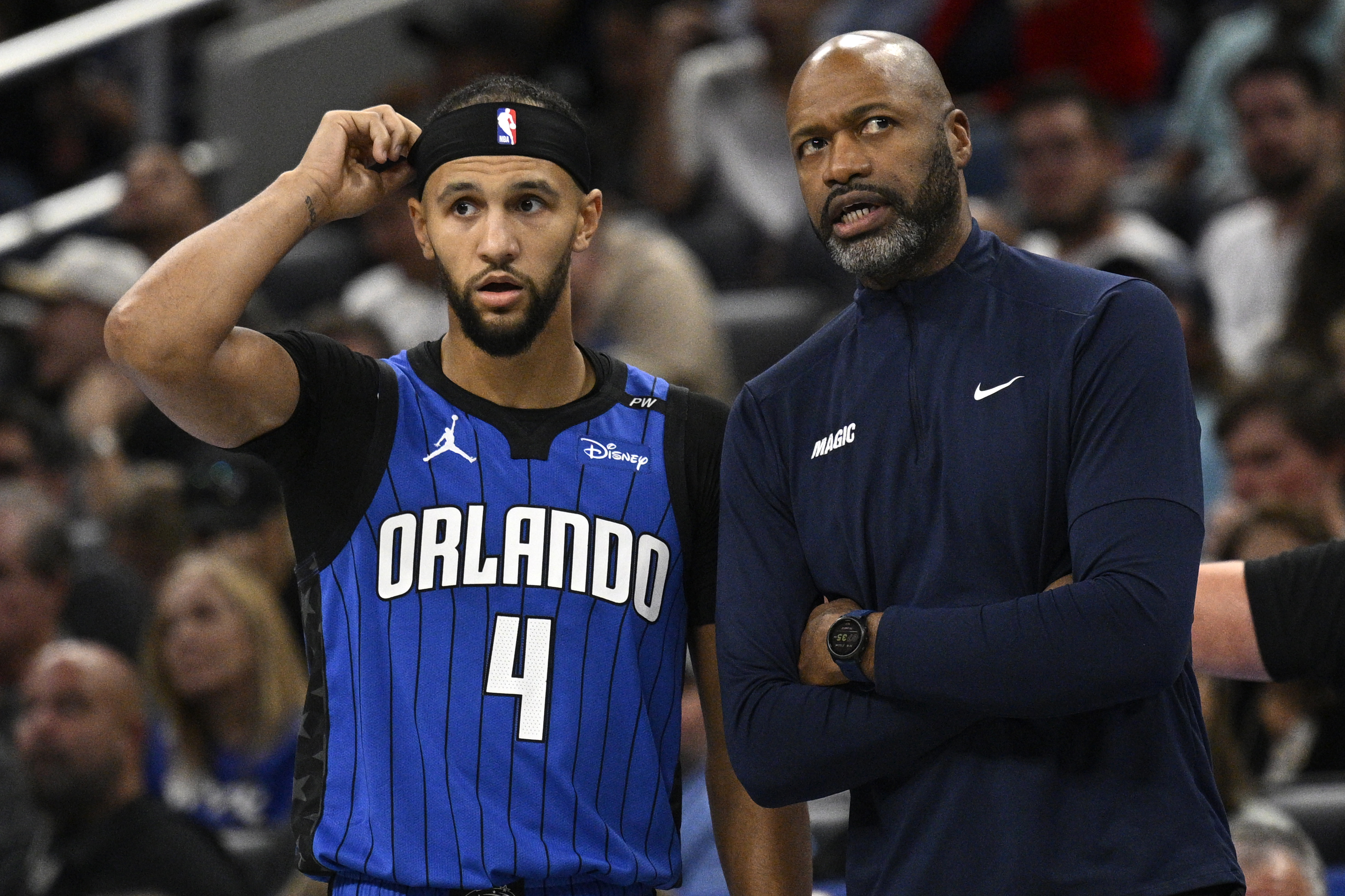 Orlando Magic head coach Jamahl Mosley, right, gives instructions to...