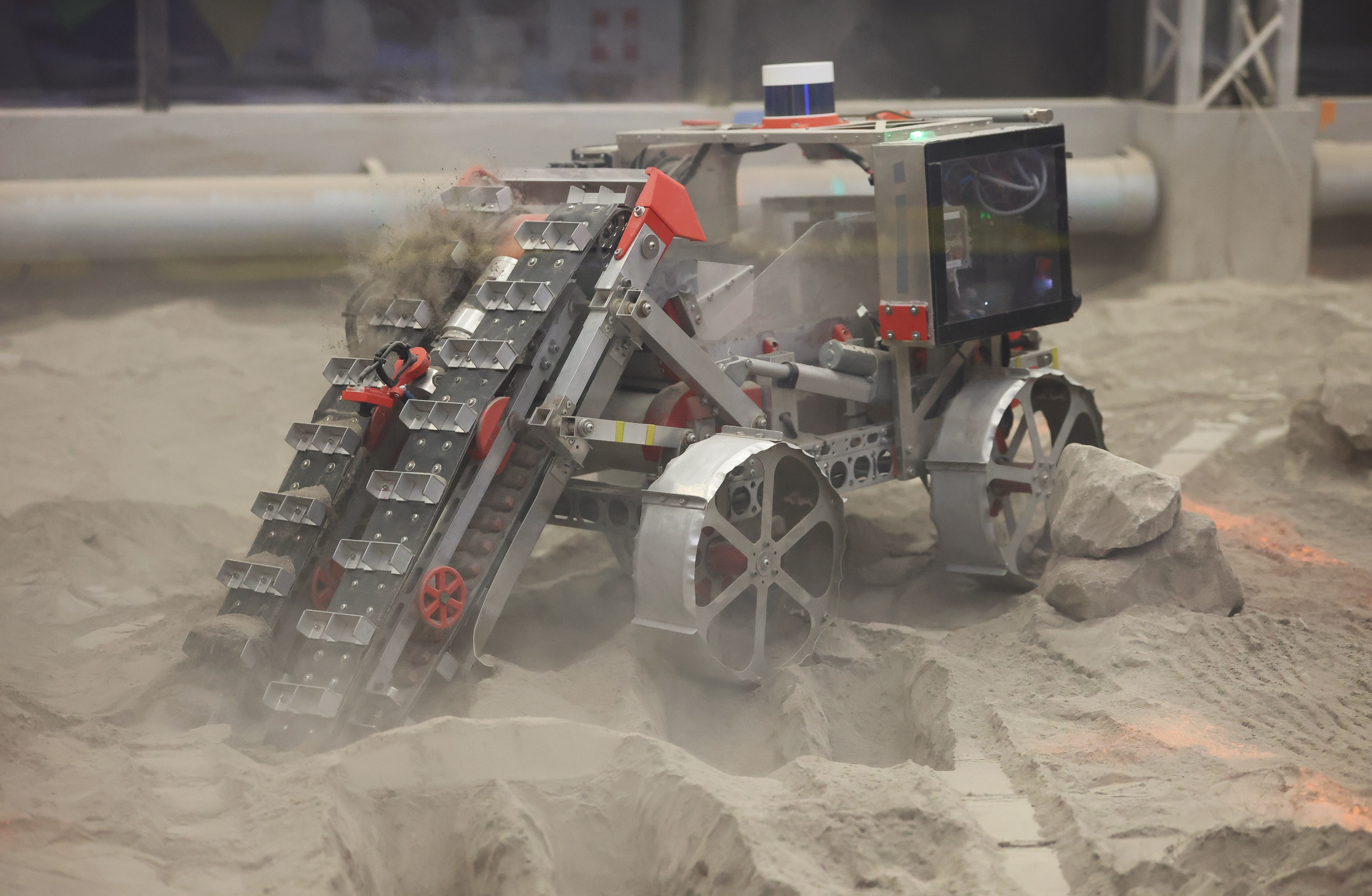 The University of Alabamaâs robot digs during the Lunabotics Challenge...
