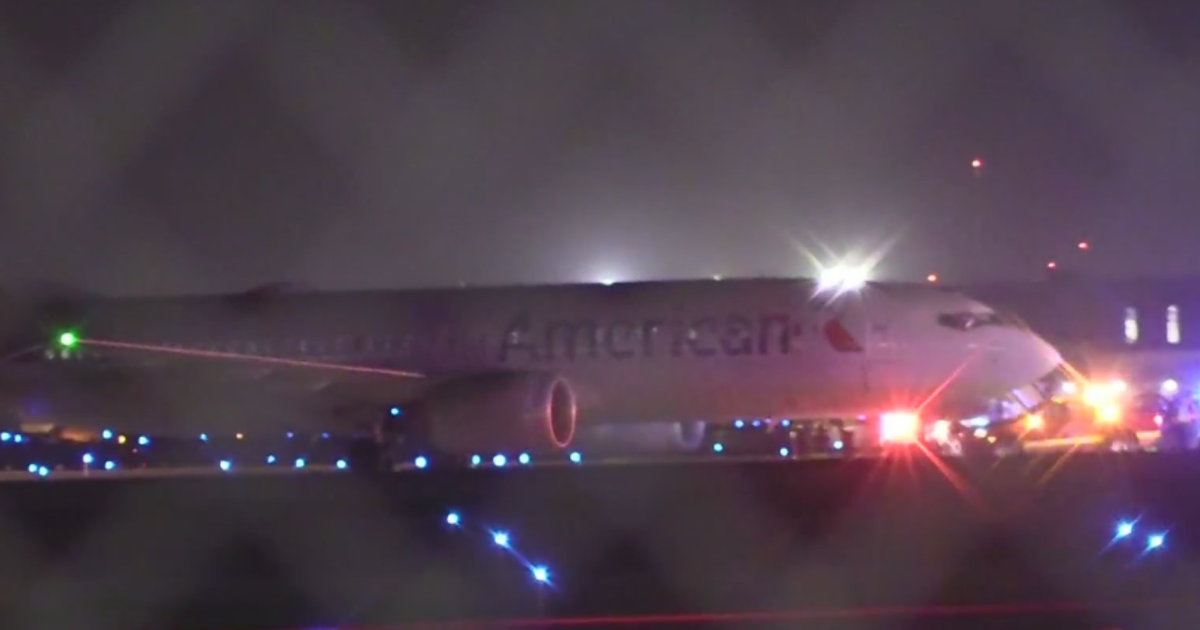 American Airlines flight from Miami lands in Chicago with two flat tires