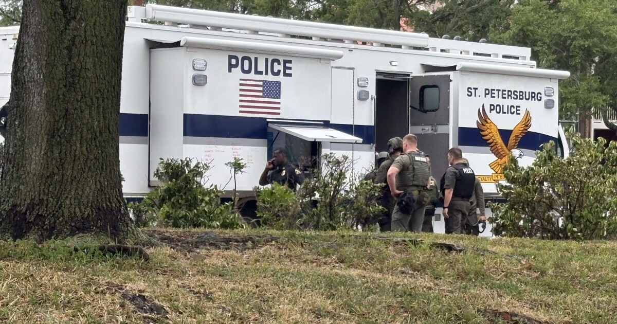 Police negotiating with barricaded man at St. Pete apartment complex: SPPD