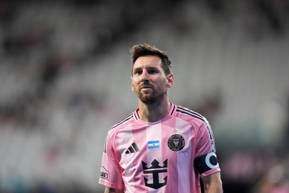 Messi leaves early, grabs at leg, Inter Miami rallies past Union 6-4