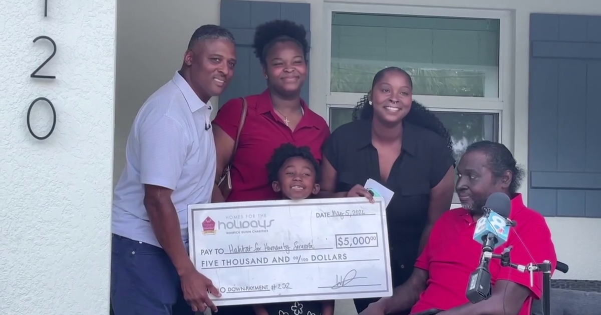 Tampa Bay Buccaneers legend Warrick Dunn gives back to Sarasota family in his mother's honor