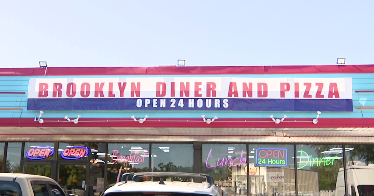 No matter what time of day or night, Tampa diner aims to deliver the perfect slice of New York-Style pizza