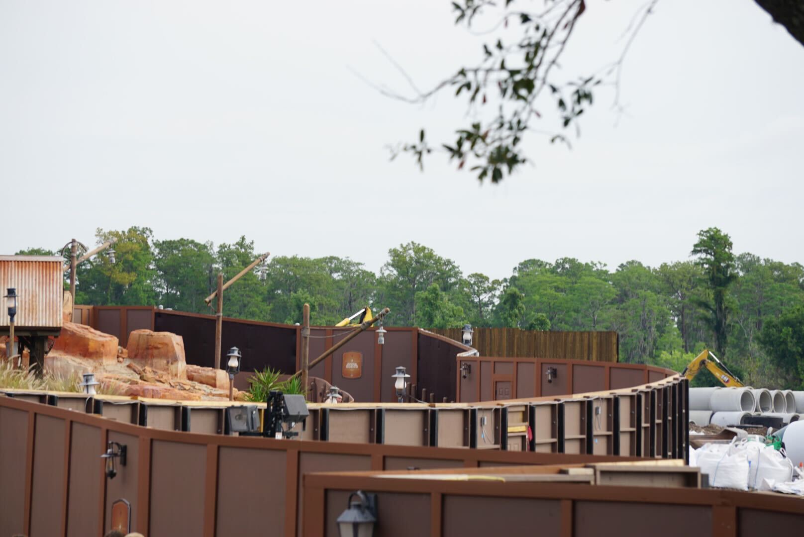 Bigger walls have been installed past the previous walls near the exit of Big Thunder Mountain, which blocks Piston Peak construction from guest view.