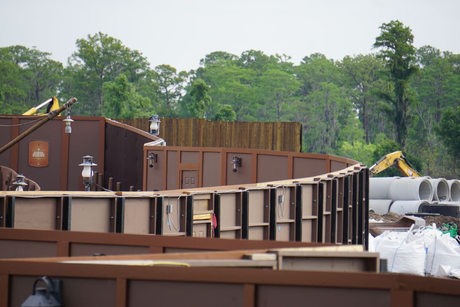 Bigger walls have been installed past the previous walls near the exit of Big Thunder Mountain, which blocks Piston Peak construction from guest view.
