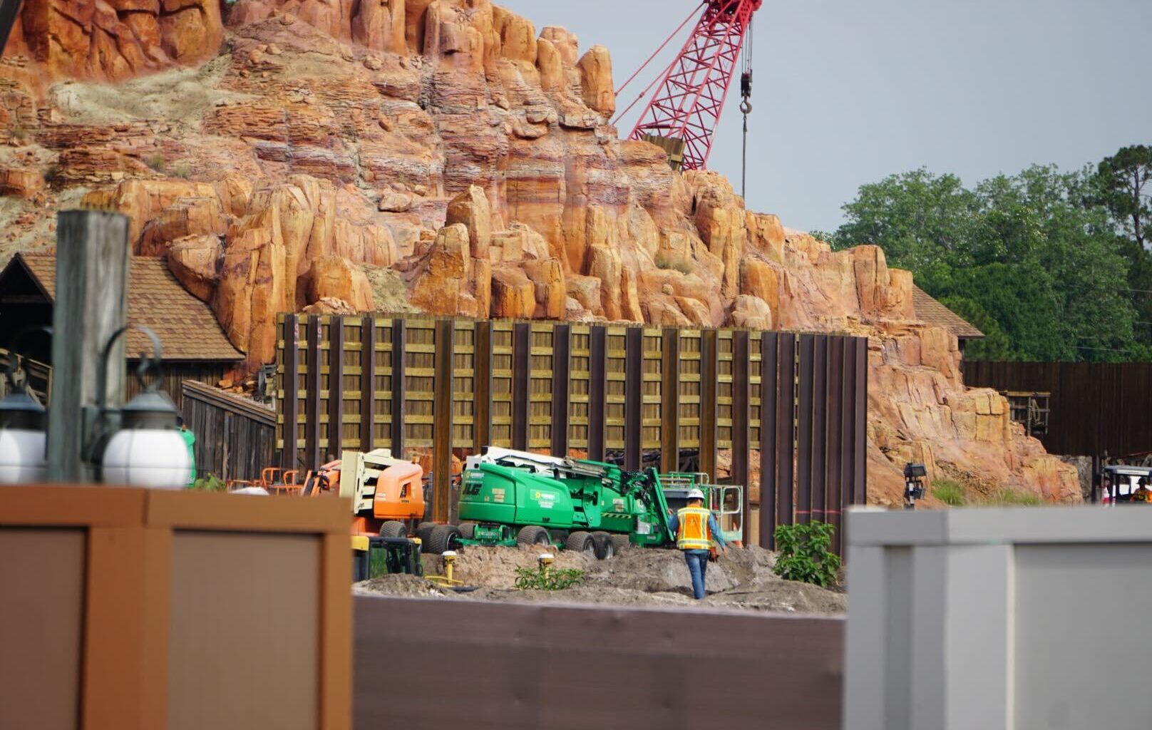 Bigger walls have been installed past the previous walls near the exit of Big Thunder Mountain, which blocks Piston Peak construction from guest view.