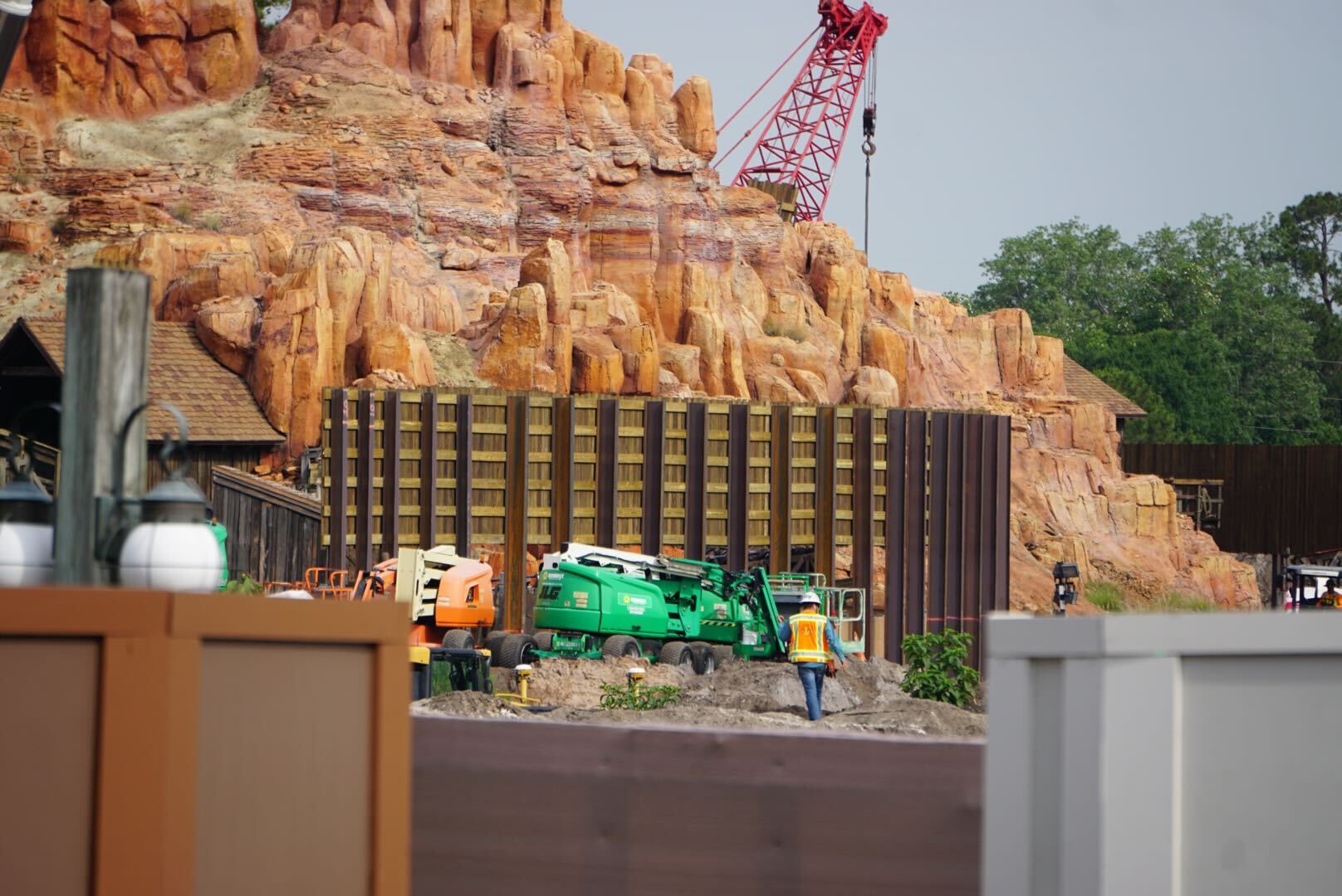 Bigger walls have been installed past the previous walls near the exit of Big Thunder Mountain, which blocks Piston Peak construction from guest view.