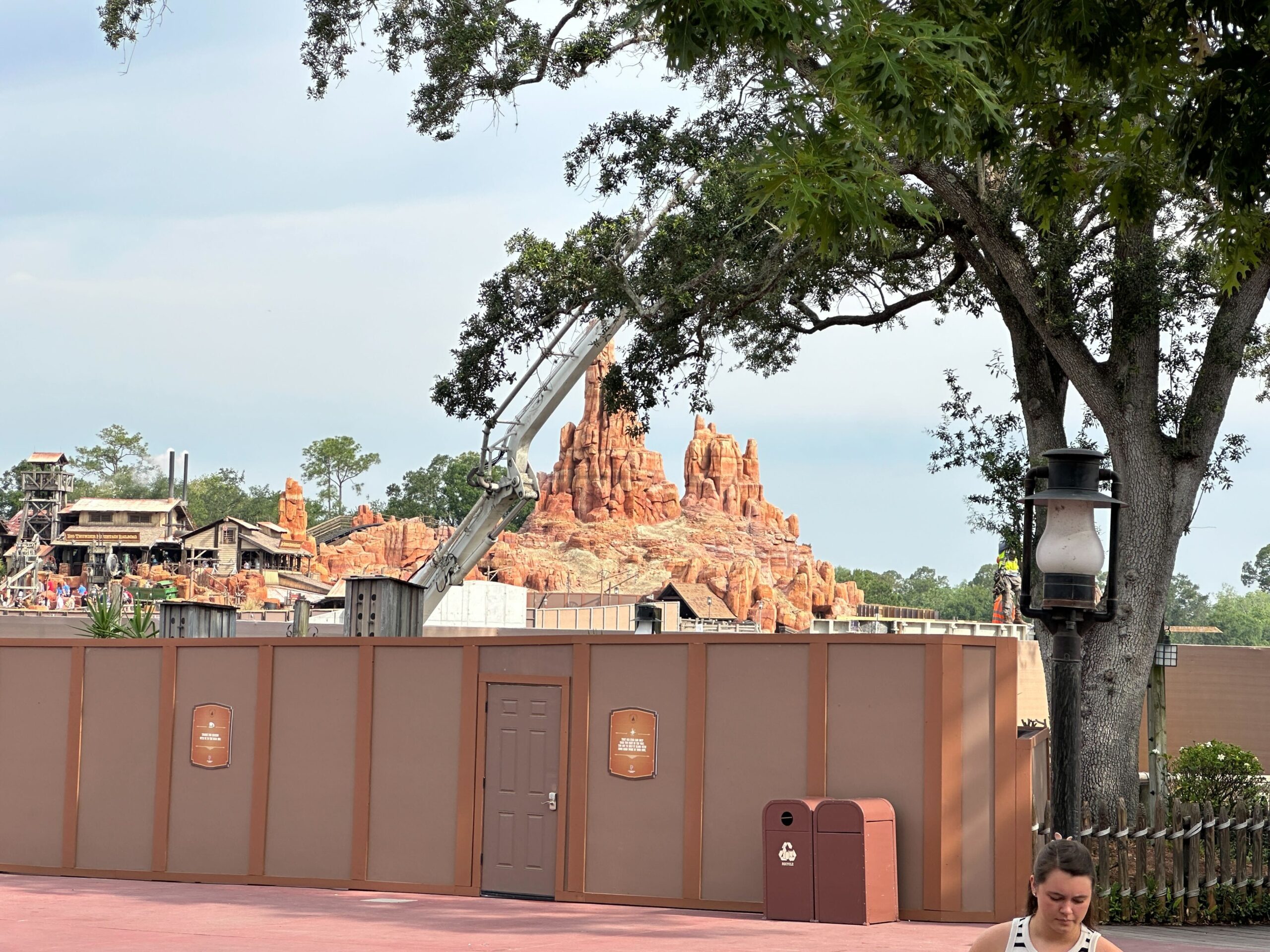 Bigger walls have been installed past the previous walls near the exit of Big Thunder Mountain, which blocks Piston Peak construction from guest view.
