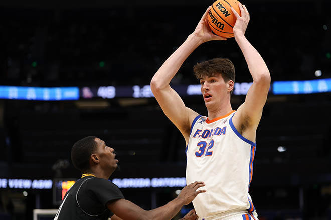MATT PENDLETON / IMAGN IMAGES
Florida Gators center Olivier Rioux (32) looks to pass in the second half against the Prairie View A&M Panthers on Mar 20, 2026.