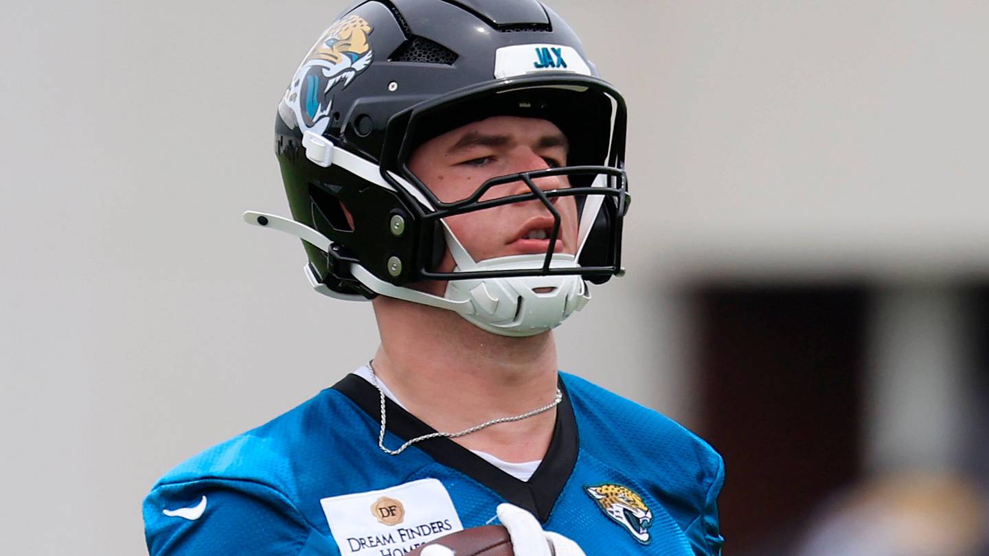 Jacksonville Jaguars tight end Nate Boerkircher (87) runs the ball during rookie minicamp at the Miller Electric Center, Saturday, May 9, 2026 in Jacksonville, Fla. Today was the second of a three day camp concluding Sunday.