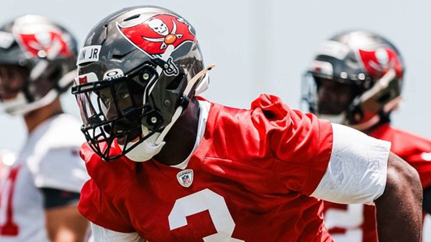 Buccaneers Guard Delivers Glowing Early Review of Rookie Pass Rusher Rueben Bain Jr.
