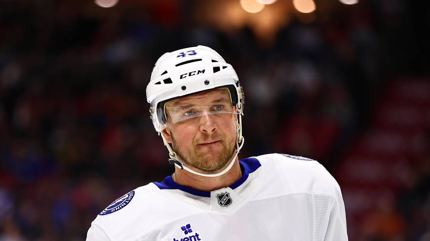Tampa Bay Lightning Land 2026 Draft Pick in Darren Raddysh Sign-and-Trade with Leafs