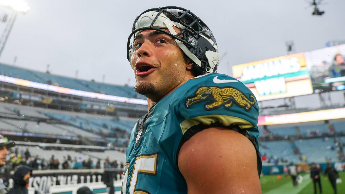 1Dec 7, 2025; Jacksonville, Florida, USA;  Jacksonville Jaguars tight end Brenton Strange (85) leaves the field following a game at EverBank Stadium.