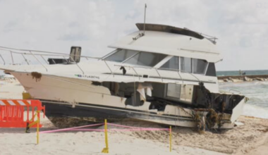 Damaged boat found beached in Bal Harbour; no injuries reported - WSVN 7News | Miami News, Weather, Sports